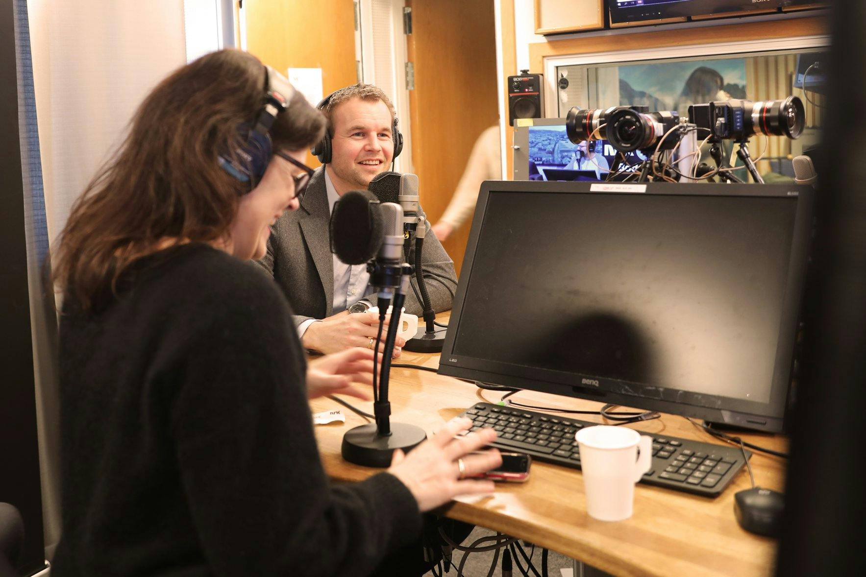 Barne- og familieminister Ropstad og psykolog Catrin Sagen på besøk hos Nitimen for å snakke om VI-appen